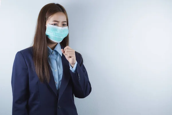 Die Geschäftsfrau Trägt Maske Zum Schutz Vor Coronavirus Und Hustet — Stockfoto