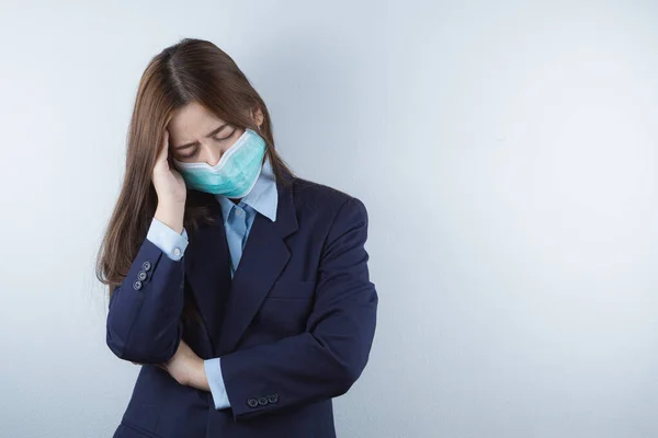 这名女商人咳嗽流感来自考拉韦和下午2点5分Coronavirus Air Pollution Concept — 图库照片