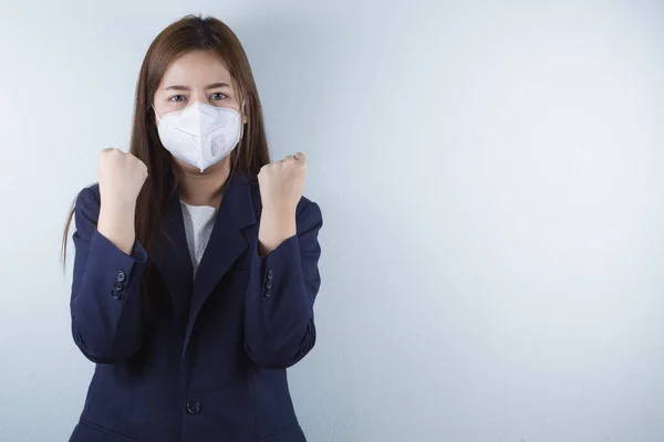 Die Geschäftsfrau Trägt Eine Maske Zum Schutz Des Coronavirus Und — Stockfoto
