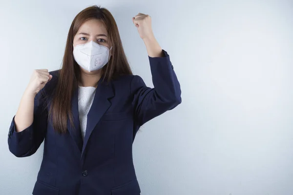 那个戴口罩的女商人带着防腐口罩下午2点5分与他们对着干Coronavirus Air Pollution Concept — 图库照片