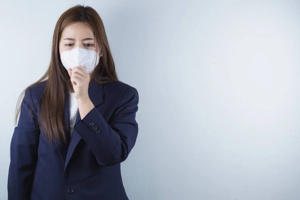 这名女商人咳嗽流感来自考拉韦和下午2点5分Coronavirus Air Pollution Concept — 图库照片