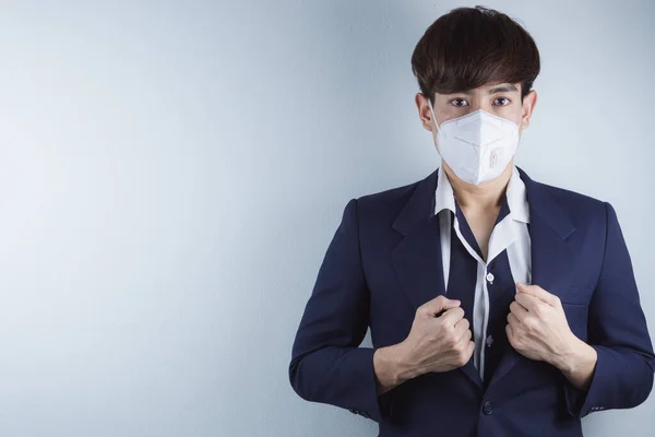 Der Geschäftsmann Trägt Eine Maske Zum Schutz Des Coronavirus Und — Stockfoto