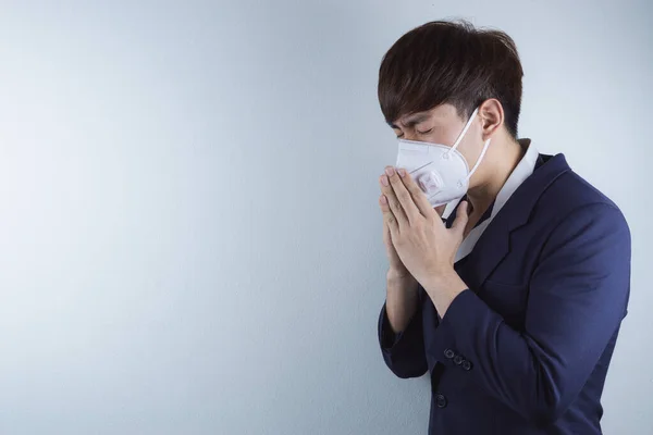 这名商人咳嗽流感从验尸报告和下午2 Coronavirus Air Pollution Concept — 图库照片