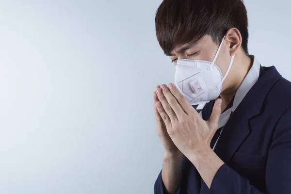 Biznesmen Kaszle Grypą Koronawirusa Koncepcja Koronawirusu Zanieczyszczenia Powietrza — Zdjęcie stockowe