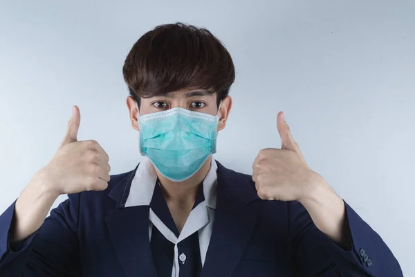 Pria Bisnis Mengenakan Topeng Untuk Melindungi Coronavirus Dan Dan Menunjukkan — Stok Foto