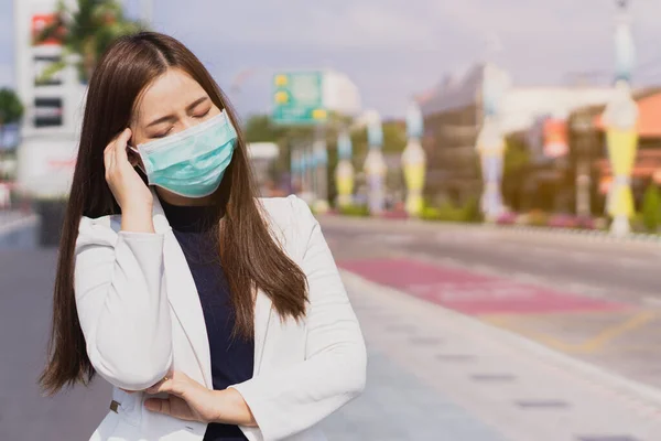 在现代城市 这名女商人因头皮屑头痛 下午2点5分头痛 Coronavirus Air Pollution Concept — 图库照片