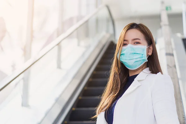 Gülen ve koruma maskesi takan iş kadını Coronavirus 'a karşı, başbakan 2.5 ve soğuk. Coronavirus ve Hava Kirliliği Öğleden Sonra 2.5 kavramı.