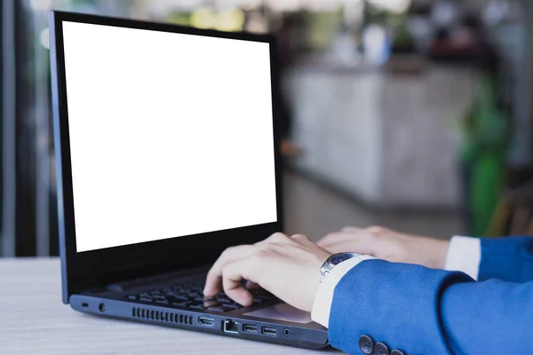 用白屏笔记本电脑关闭商务人员键盘输入 在家工作的概念 — 图库照片