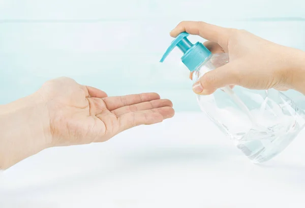Manlig Hand Med Alkohol Gel Ren Hand Hygien För Att — Stockfoto