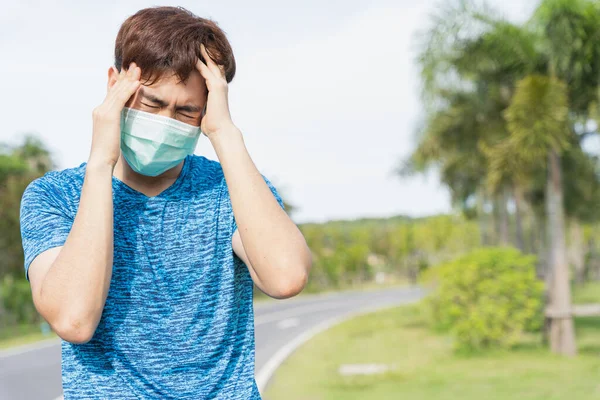 Homem Jovem Usando Máscara Médica Tem Dor Cabeça Durante Treino — Fotografia de Stock