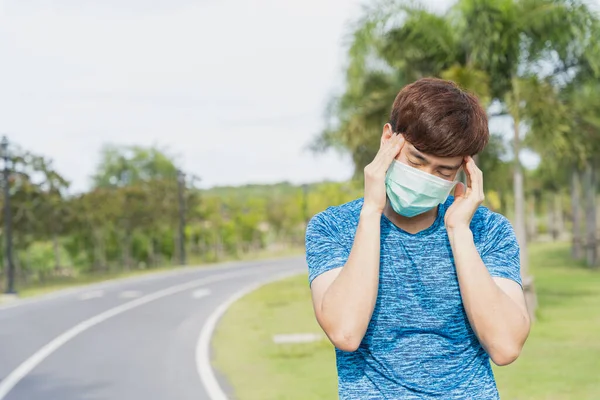 Homem Jovem Usando Máscara Médica Tem Dor Cabeça Durante Treino — Fotografia de Stock