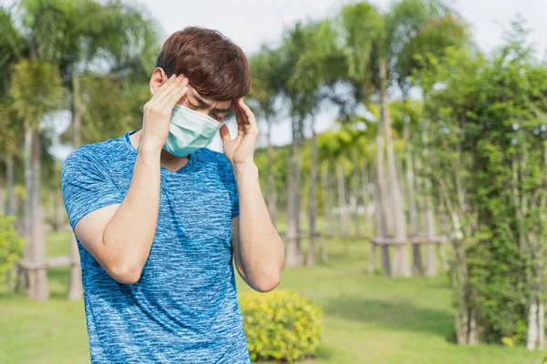 Homem Jovem Usando Máscara Médica Tem Dor Cabeça Durante Treino — Fotografia de Stock