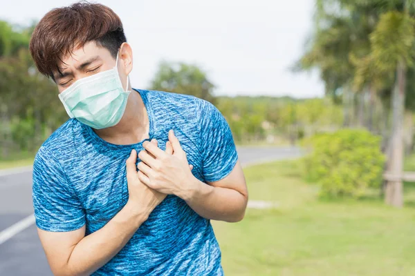 Homem Jovem Usando Máscara Médica Tem Dor Cabeça Durante Treino — Fotografia de Stock