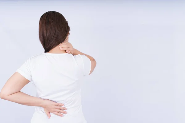 コピースペースで白い背景に急性首と腰痛に触れる女性 広告コンセプトのための医療 — ストック写真