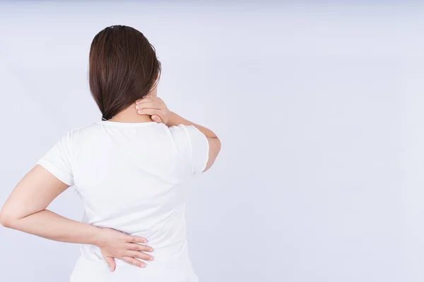 Mujer Tocando Cuello Agudo Dolor Espalda Baja Sobre Fondo Blanco — Foto de Stock