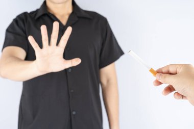 Sigara içmeyi reddeden sağlıklı bir genç adam. Tütün günü.