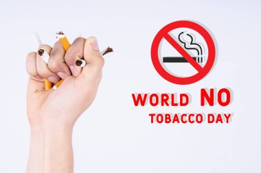 Sigarayı bırakmak için sigara konseptini reddeden adam. Sigara içilmiyor..