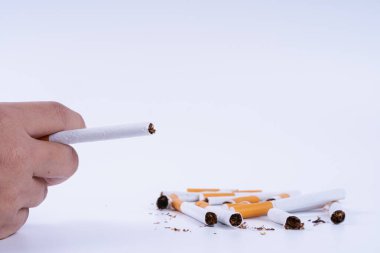 Adam sigarayı eliyle tutuyor. Sigara içmeyi bırak. Dünyada tütün günü yok..