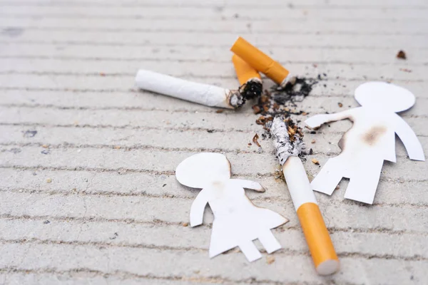 Corte Papel Miembros Familia Destruidos Por Cigarrillo Fumar Destruye Concepto — Foto de Stock