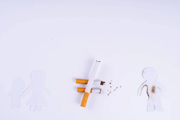 Corte Papel Los Miembros Familia Destruidos Por Cigarrillo Sobre Fondo — Foto de Stock