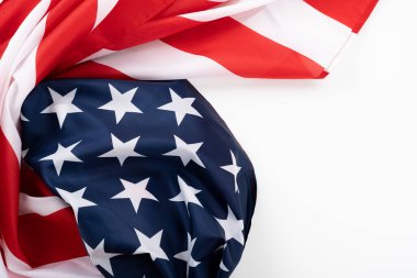 Beyaz arka planda Amerikan bayrağı. ABD Anma Günü, Başkanlar Günü, Gaziler Günü, İşçi Bayramı, Bağımsızlık Günü ya da 4 Temmuz kutlamaları için. Üst görünüm, metin için boşluk kopyala.