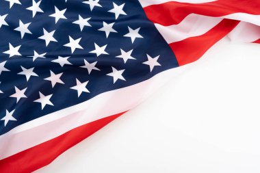 Beyaz arka planda Amerikan bayrağı. ABD Anma Günü, Başkanlar Günü, Gaziler Günü, İşçi Bayramı, Bağımsızlık Günü ya da 4 Temmuz kutlamaları için. Üst görünüm, metin için boşluk kopyala.