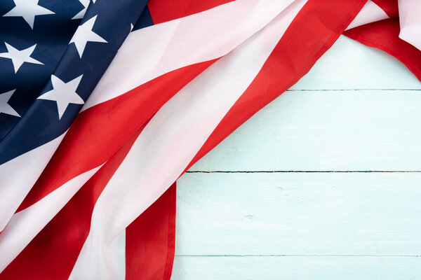 Американский флаг на синем деревянном фоне. Празднование Дня памяти президента США, Дня ветеранов, Дня труда, Независимости или 4 июля. Вид сверху, пространство для копирования текста
.