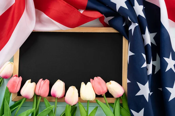 Bandera Estadounidense Con Pizarra Flor Tulipán Sobre Fondo Madera Azul —  Fotos de Stock