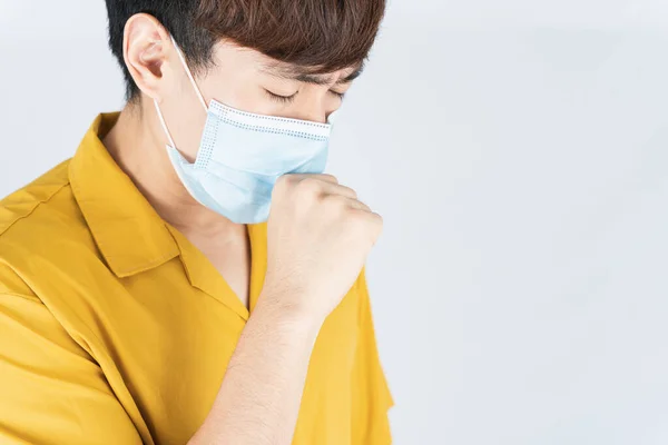 코로나 바이러스를 보호하기 마스크를 의학적으로 보호하기 마스크를 아시아인잘생긴 여행자 먼지를 — 스톡 사진