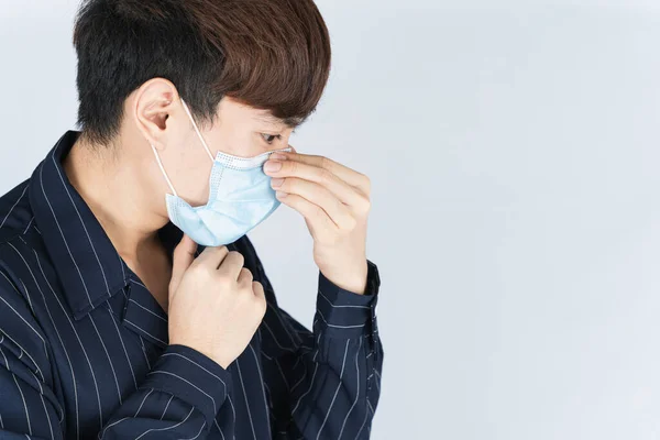 Asiático Bonito Hipster Feliz Homem Vestindo Uma Máscara Proteção Médica — Fotografia de Stock
