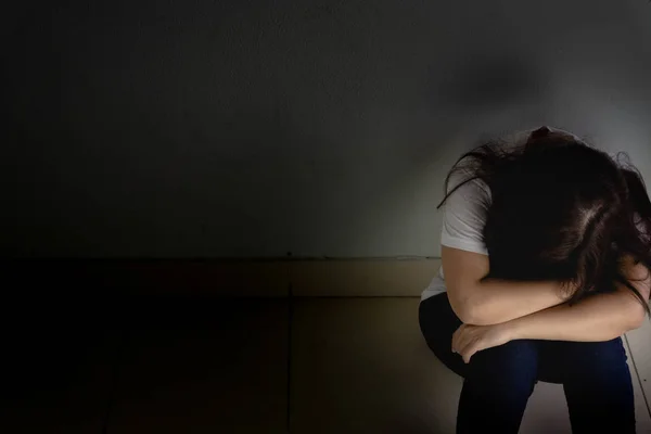Femme Triste Etreindre Son Genou Et Pleurer Assis Seul Dans Une Piece Sombre Dep Seule Solitude Stock Photo Femme Triste Etreindre Son Genou Et Pleurer Assis Seul Dans Une Piece Sombre Dep Seule Solitude Stock Photo