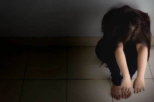 Femme Triste Etreindre Son Genou Et Pleurer Assis Seul Dans Une Piece Sombre Dep Mauvais Femmes Stock Photo