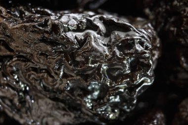 Olgun siyah budanmış kuru erikler. Makro çekim fotoğrafı.