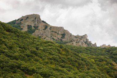 Dağın zirvesi gökyüzüne yükselir..