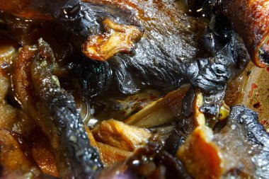 Ağzını sulandıran kızarmış mantarları yakından çek. Salata malzemesi.