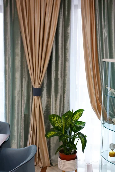 リビングルームのインテリア、美しいカーテン、窓にドレープ. — ストック写真