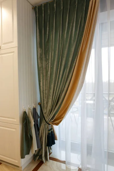 O interior da sala de estar, belas cortinas e cortinas na janela . — Fotografia de Stock