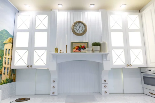 Εσωτερική διακόσμηση κουζίνας. Λευκά ερμάρια με συρτάρια. — Φωτογραφία Αρχείου