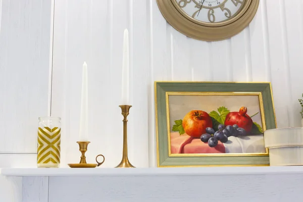 La pintura está en la estantería de la cocina. En la imagen de las manzanas, todavía la vida. — Foto de Stock