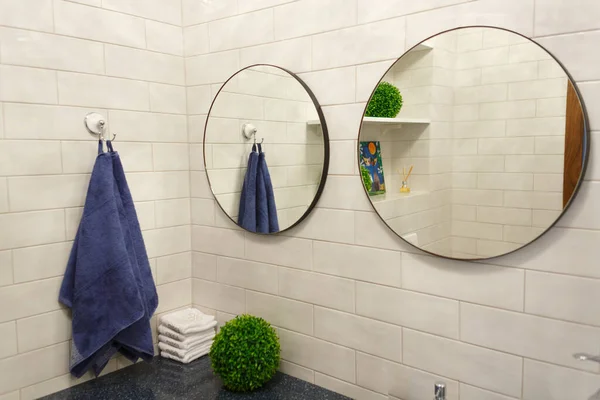 Baño en un edificio residencial. tocador con espejos . —  Fotos de Stock