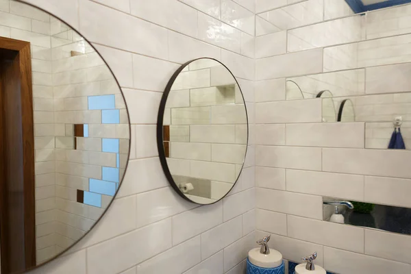 Casa de banho num edifício residencial. Mesa de vestir com espelhos . — Fotografia de Stock