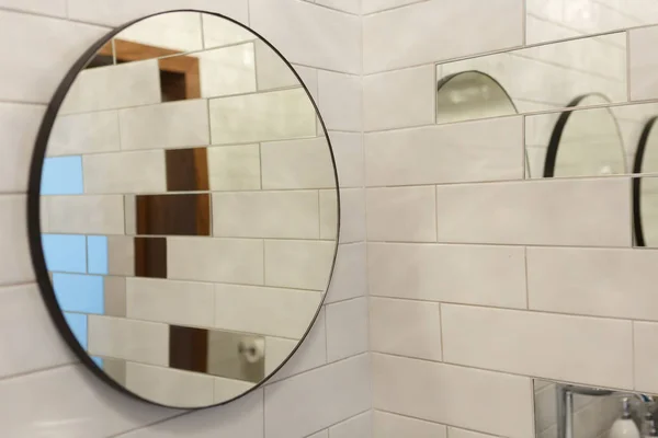 Casa de banho num edifício residencial. Mesa de vestir com espelhos . — Fotografia de Stock