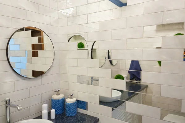 Salle de bain dans un immeuble résidentiel. Coiffeuse avec miroirs . — Photo