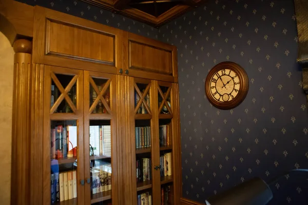 Bookcase Kantor Kepala Sebuah Jam Tergantung Dinding — Stok Foto