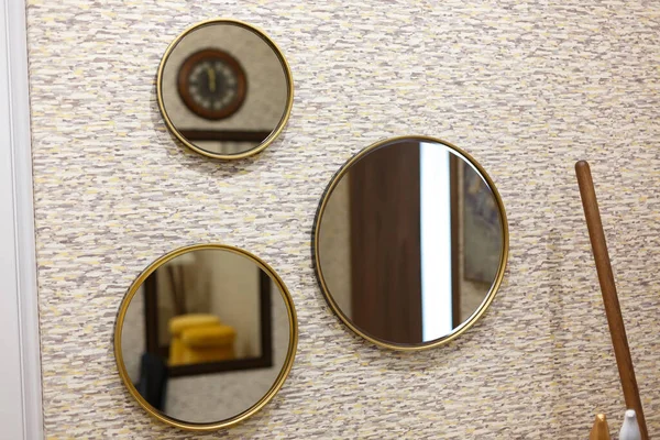 Three round mirrors on the wall in the hallway. — Φωτογραφία Αρχείου