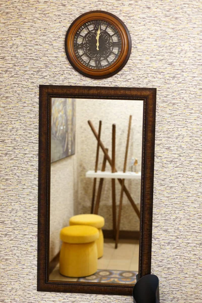 Specchio quadrato sul muro nel corridoio — Foto Stock