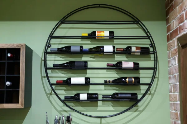 Regál na víno s lahvemi vína v interiéru. — Stock fotografie