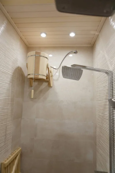 Interior Camarim Casa Banho Para Banheira Parede Ladrilhada Com Listras — Fotografia de Stock