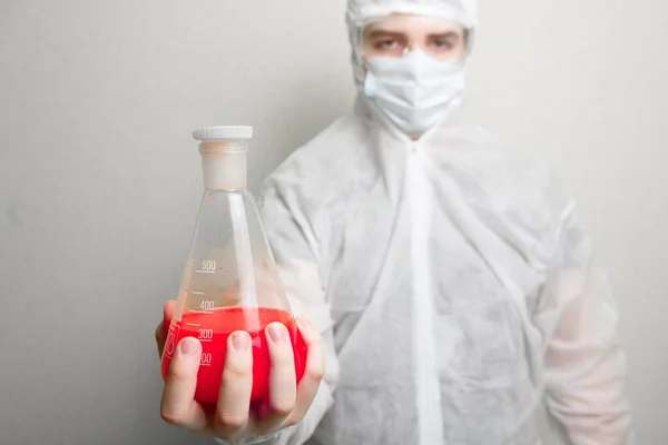 Pandemia Koronowirusa Świecie 2020 Nauka Przeciwko Koronowirusowi Kadrze Asystent Laboratoryjny — Zdjęcie stockowe