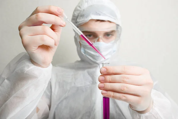 Pandemia Koronowirusa Świecie 2020 Nauka Przeciwko Koronowirusowi Kadrze Asystent Laboratoryjny — Zdjęcie stockowe